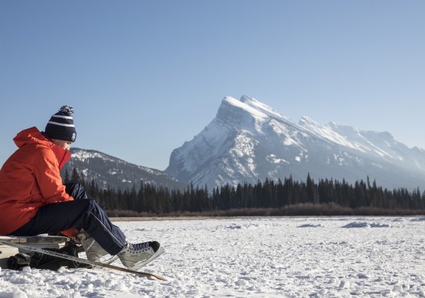 winter_ice_skating_vermilion_lakes_2016_noel_hendrickson_horizontal